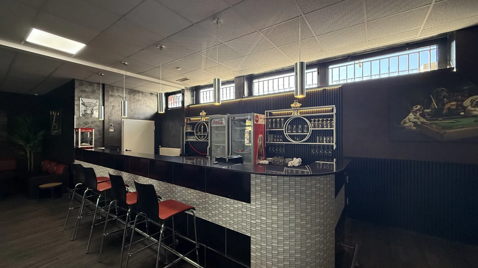 Lange Theke der Players Lounge Voerde mit roten Barhockern