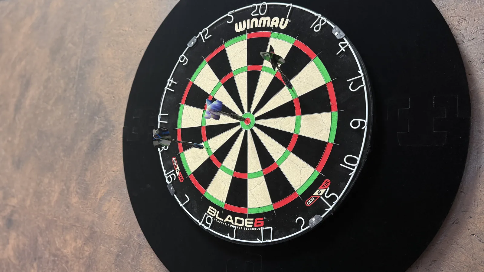 Steel-Dart-Scheibe mit steckendem Pfeil in der Players Lounge Voerde