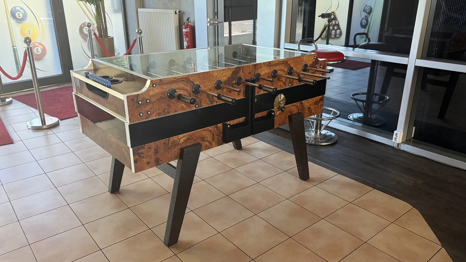 Kickertisch aus Holz mit Glasplatte in der Players Lounge Voerde