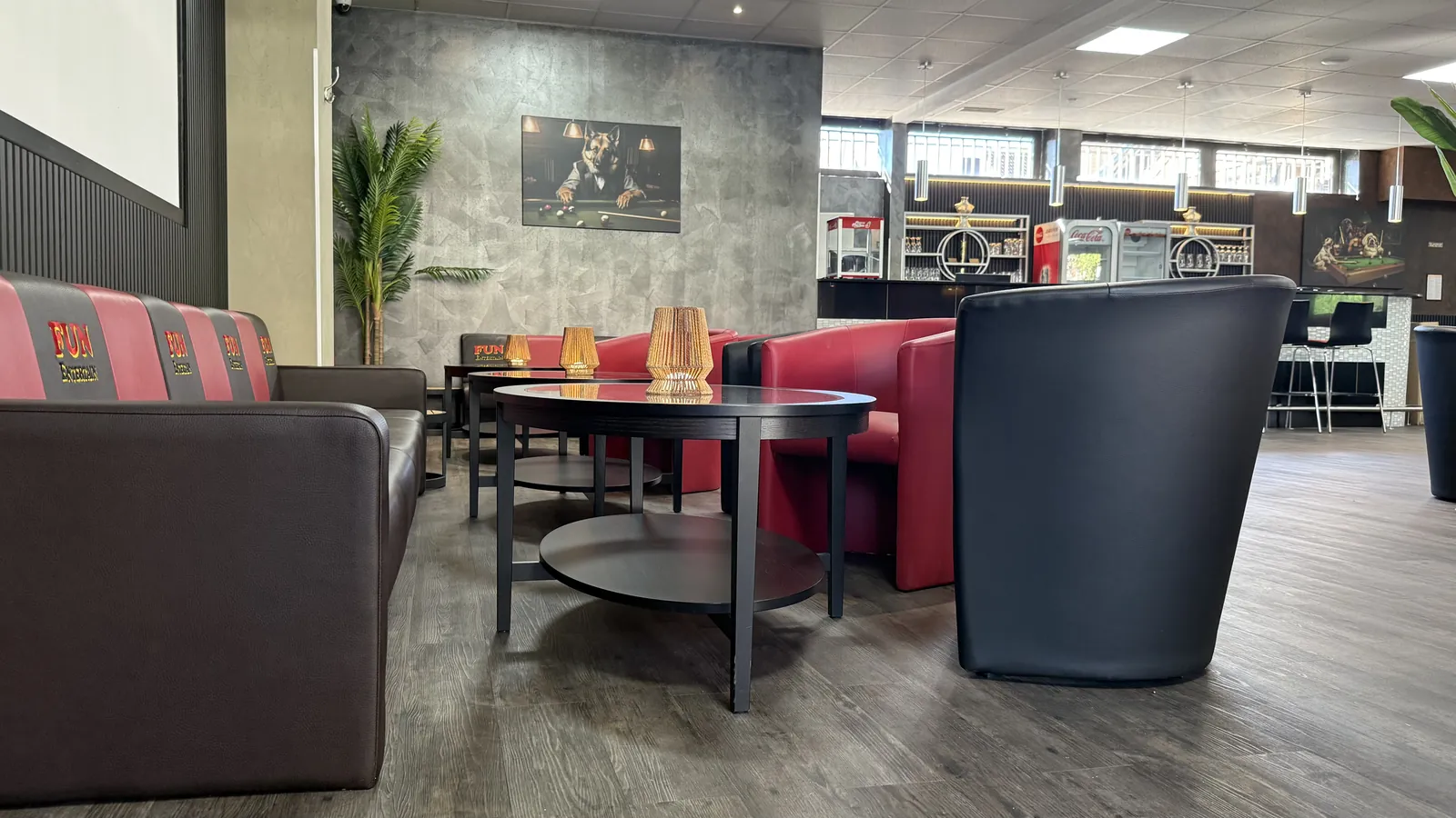 Sessel und runde Tische im Loungebereich der Players Lounge Voerde