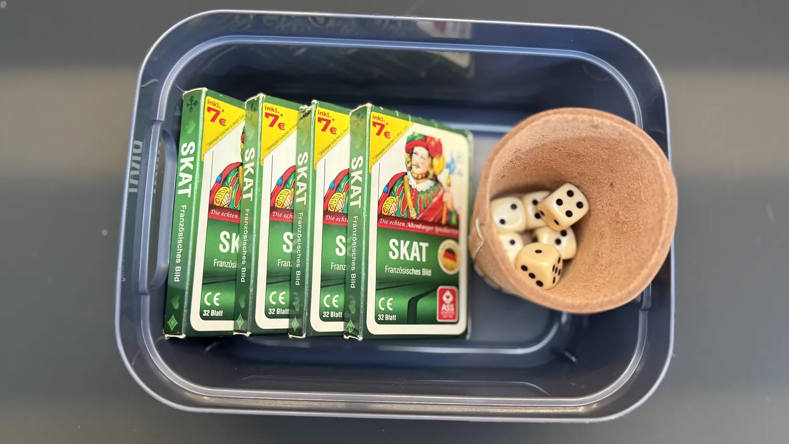 Skatkarten und Würfelbecher in der Players Lounge Voerde