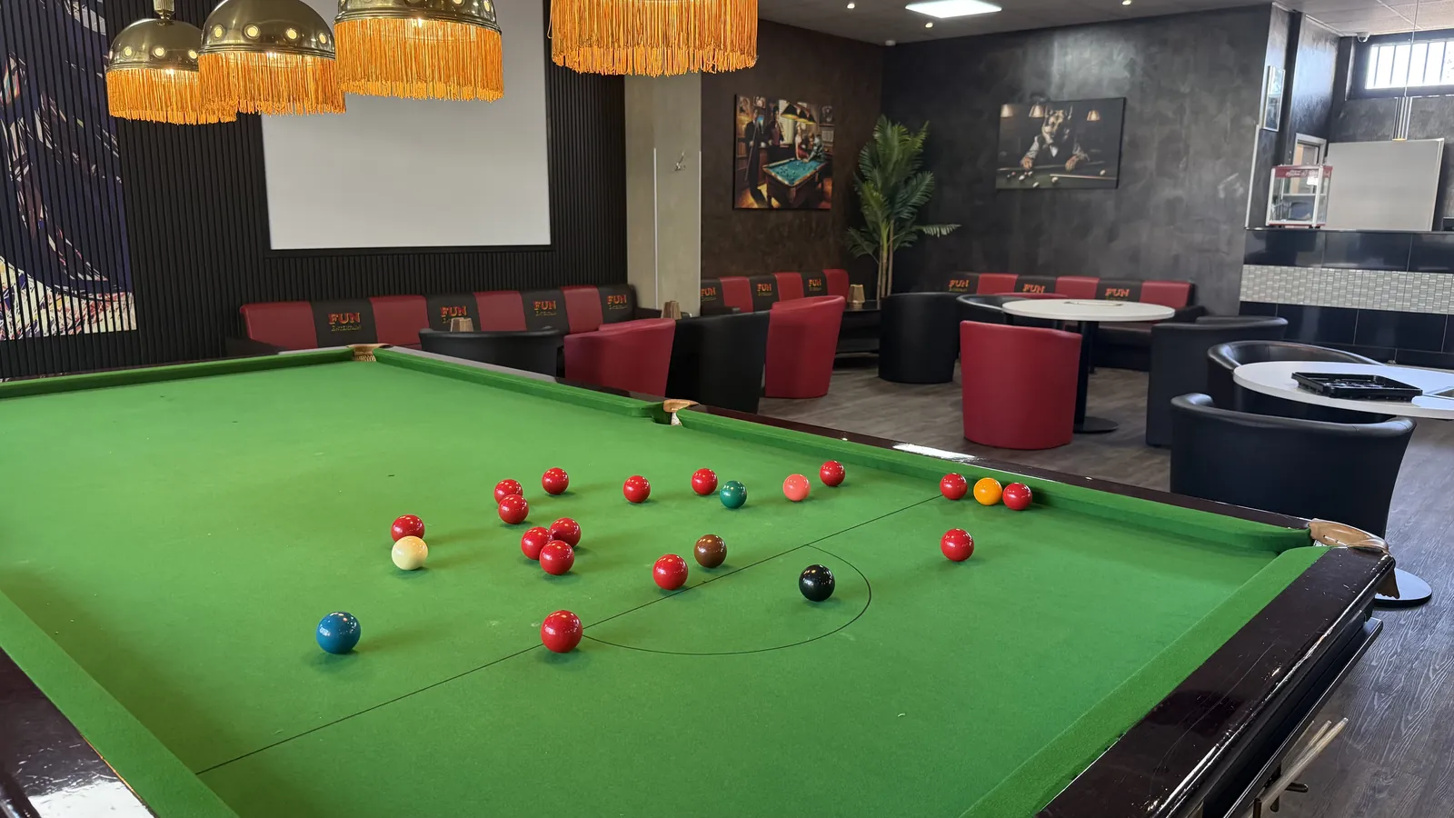 Snookertisch mit roten Kugeln und schwarzer Kugel auf grünem Tuch in der Players Lounge Voerde