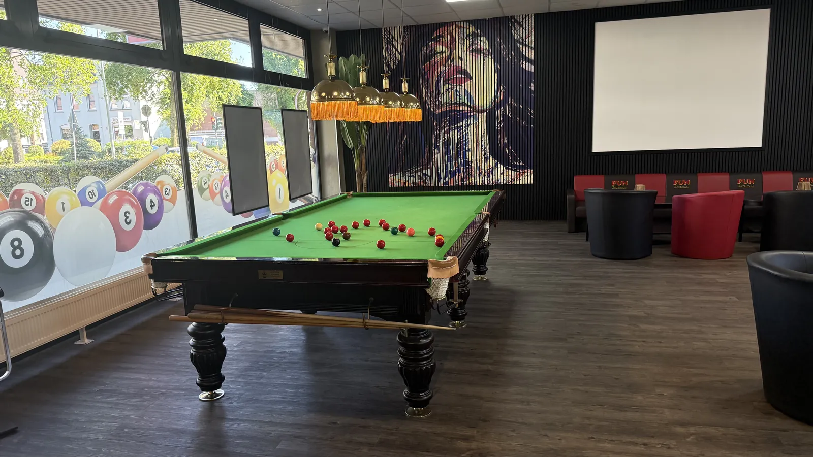 Snookertisch mit aufgebauten roten Kugeln in der Players Lounge Voerde, dahinter die Fensterfront